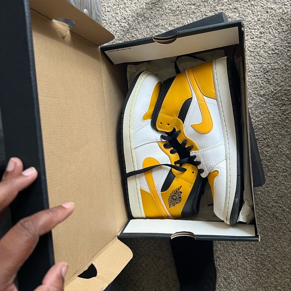 Nike Yellow and White Men's Sneakers